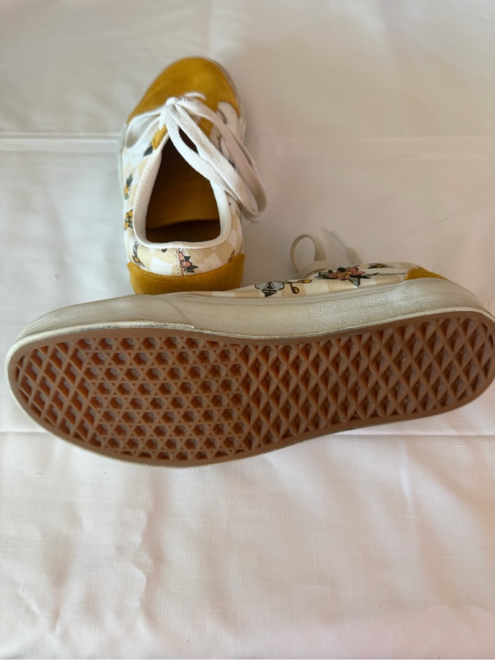 Vans Old Skool Floral Bee Sneakers in Mustard and White - Picture 4 of 5